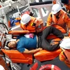 第三区航海搜寻救难协调中心的救援人员将病人送回陆地（图片来源：http://hoangsa.net）