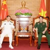 越南人民军总政治局主任梁强上将（右）与中国人民解放军海军政治委员苗华上将​ （左）。