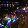 岘港市环城巡游活动热闹登场