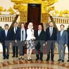 阮春福总理（右四）与丹麦发展援助大臣乌拉·特尔奈斯（左五）亲切握手。