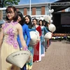 越南妇女在春天节日上所表演的奥黛秀已引起参观者的浓厚兴趣。