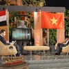 越共中央对外部常务副部长陈得利接受采访。