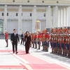 越南国家副主席邓氏玉盛和蒙古国总理扎尔格勒图勒嘎·额尔登巴特检阅仪仗队。（图片来源：越通社）