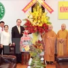 阮善仁（左六）与胡志明市若干佛教组织领导合影留念。（图片来源：越通社）