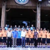阮柏雄（第一行左六）同各位代表和越南U15 女子足球队的合影(图片来源：越通社）