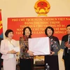 越南国家副主席邓氏玉盛(左二）。（图片来源：越通社）