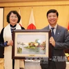 越南国家副主席邓氏玉盛向越南驻日大使馆干部赠送礼物