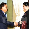 越南国会副主席丛氏放（右）与老挝国会副主席宋潘·平坎米（左）亲切握手。