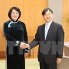 越南国家副主席邓氏玉盛（左）和日本皇太子德仁（图片来源：越通社）