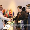 越南国会副主席丛氏放女士与与会代表握手