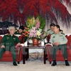 ​越南国防部副部长阮志咏（右）与中共中央军事委员会副主席范长龙。