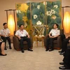 越共中央委员、越南人民海军司令范淮南海军少将会见新加坡海军总长黎忠汉