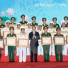 陈大光向获奖项目的作者颁奖。