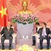 越共中央组织部部长范明正（图右）会见日越友好议员联盟特别顾问武部勤。