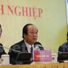 越南政府办公厅主任、政府发言人梅进勇（右一） 。（图片来源：越通社）​ 