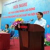 河内市人民委员会主席阮德钟在对话会上发表讲话。