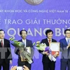 政府副总理武德儋（右一）向两名科学家颁奖。（图片来源：越通社）