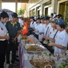 各位代表参观越南饮食展位。