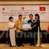 越南驻日本大使阮国强(左二）向日本国际友好协会代表颁发总额为600万日元的善款。