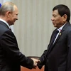 资料图：菲总统杜特尔特（右）与俄总统普京在2016年APEC会议期间举行会晤。