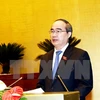 越南祖国阵线中央委员会主席阮善仁在会议做报告。（图片来源：越通社）