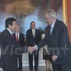 捷克总统米洛什·泽曼（右）会见越南驻捷克大使胡明俊（左）（图片来源：越通社）