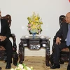 越南政府总理阮春福（右）会见伊朗驻越南大使。