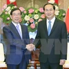 越南国家主席陈大光（右）会见韩国总统特使朴元淳（左）。（图片来源：越通社）