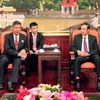 河内市委副书记陶德全（右）和柬埔寨祖国发展团结阵线理事会副主席兼代秘书长南·瓦丽（图片来源：http://hanoimoi.com.vn）
