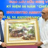 宣光省省委副书记阮红胜（左）向古巴驻越大使赠送礼物。