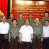 阮春福总理同与会代表合影。（图片来源：越通社）