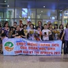 学校代表和家属在机场欢迎凯旋而归的学生们。