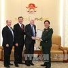 越南国防部部长吴春历大将会见美国参议员约翰·麦凯恩和美国参议院军事委员会代表团。