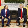 阮春福与特朗普举行会谈。