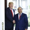 越南政府总理阮春福(右）与美国总统特朗普。（图片来源：越通社）
