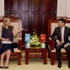 越南国家银行行长黎明兴(右）与荷兰王后马克西玛（左）（图片来源：http://thoibaonganhang.vn）