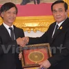 泰国总理巴育·占奥差（右）和越南驻泰特命全权大使阮必成（左）。（图片来源：越通社）