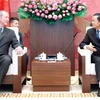 越南国会副主席杜伯巳大将会见美国众议院军事委员会主席索恩伯里。(图片来源：http://daibieunhandan.vn）