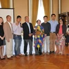 越南驻比利时大使王承峰（右）同旅居比利时越南人总会新一任期执行委员会合影。