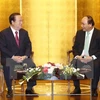 越南政府总理阮春福（右）​与日本茨城县知事桥本昌​（左）。