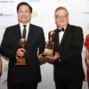 越南旅行社领导代表接受奖项。（图片来源：越南人民报）