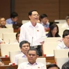 越南农业与农村发展部部长阮春强就食品安全相关政策和法律法规执行情况回答国会代表提出的问题。