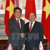 越南政府总理阮春福（右）和日本首相安倍晋三。