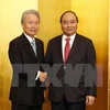 ​​越南政府总理阮春福（右）与日本经济团体联合会主席榊原定征(Sadayuki Sakakibara)（左）。（图片来源：越通社） 