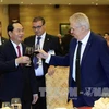 国家主席陈大光​（前左）设宴欢迎捷克总统（前右）访越。（图片来源：越通社）