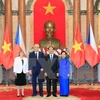 越南国家主席陈大光（右二）和夫人同捷克共和国总统米洛什·泽与夫人（左二）合影。（图片来源：越通社）