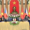 越南国家主席陈大光和捷克共和国总统米洛什·泽曼出席两国《被判刑人员移交协定》签字仪式。（图片来源：越通社） 