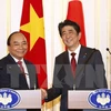 越南政府总理阮春福（左）和日本首相安倍晋三。（图片来源：越通社）