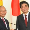 阮春福总理和安倍晋三首相。（图片来源：VGP）