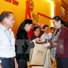 越南国会常务副主席丛氏放向谅山省少数民族同胞代表赠送礼品。